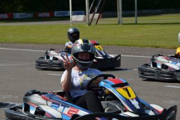 Vairavimo įgūdžių lavinimas kartingų trasoje